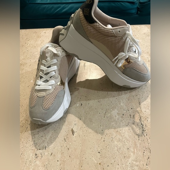 GUESS Women's Invited Sneaker Size 9.5 - Picture 8 of 9